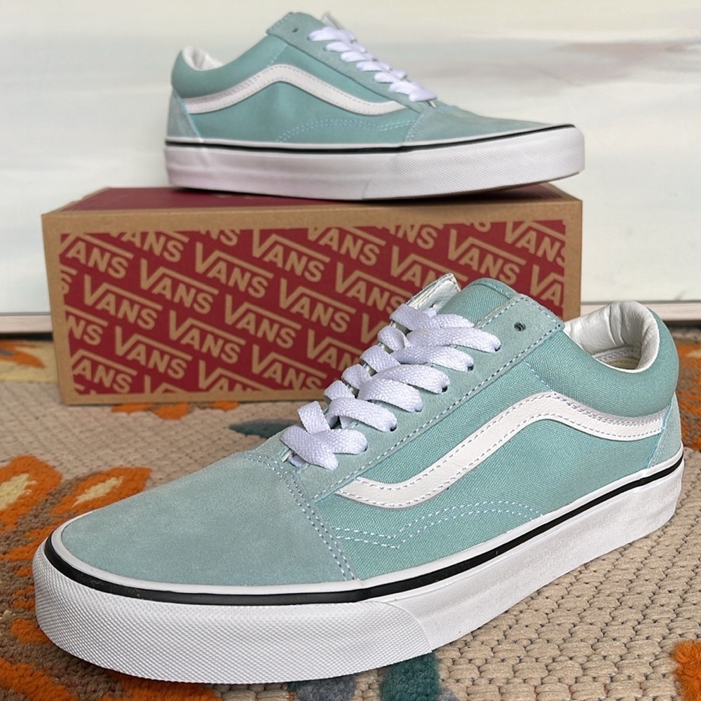 Vans WMNS Old Skool Color Theory Canal Biue
VN0007NTH70
Sneakers